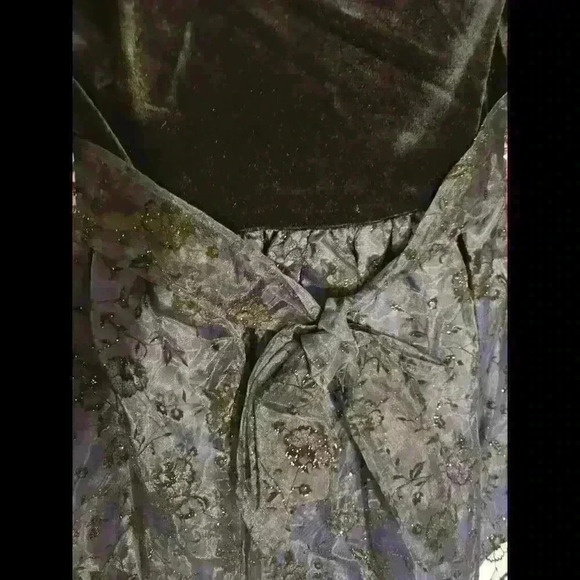 Elegant Girls' Velvet Party Dress with Floral Accents - Picture 5 of 5